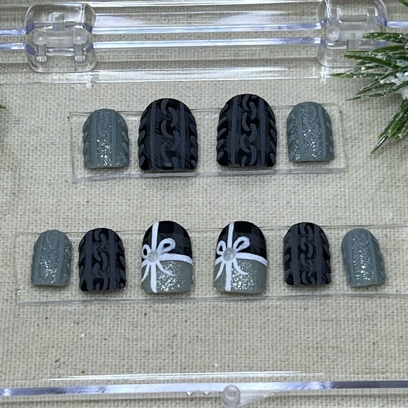 Reusable gray plaid sweater press on nails set of 20 - Picture 3 of 5